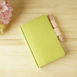 柔らかい風合いが優しいシュリンクレザーの「A6手帳カバー　バタフライストッパータイプ」