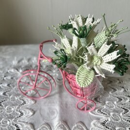 小さな自転車の籐の花（白い花のアレンジ）