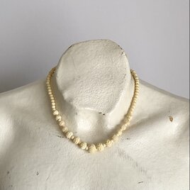 Vintage 70s-80s retro offwhite carving beads necklace
