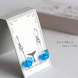 ガラスで作ったminiくじらピアス