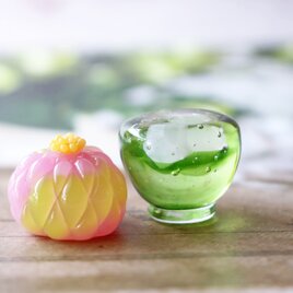 ガラスの冷茶と和菓子(練り切り）★ガラスのミニチュア和菓子店★