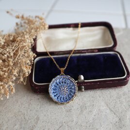 チェコガラス＊ブルー×ゴールドのフラワーカボションネックレス｜金属アレルギー対応