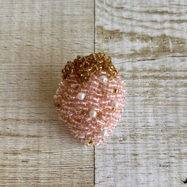 大人かわいい手刺繍ぷっくりいちごのキラキラブローチ(ピンク×ゴールド) ビーズ刺繍　苺　strawberry