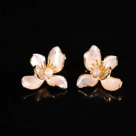 不断桜のピアス - 、風に揺れる美しい形をリアルに表現 P209