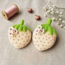 ころんと可愛い＊白い苺と白いお花の羊毛フェルトブローチ（受注製作