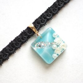 【受注製作】レジンアート　スクエアモチーフとタティングレースとベルベットリボンのチョーカー〈花の墓標〉