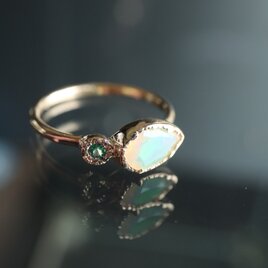 オパールとエメラルドのゴールドリング　5月と10月の誕生石　ご褒美ジュエリー　ｋ１０　華奢見えの指輪