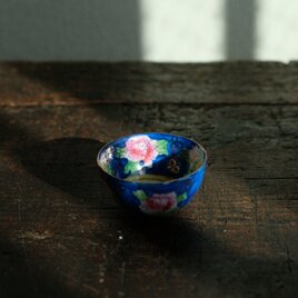 見込みに皇女◆鮮やかな青。中国景徳鎮　チャイナレトロ　色絵金彩小ぶり猪口　シノワズリ　C