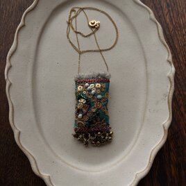 インド刺繍リボンのペンダント・たくさんの鈴