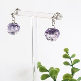 ふぞろい玉のガラスのピアス（イヤリング）紫