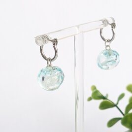 ふぞろい玉のガラスのピアス（イヤリング）水色