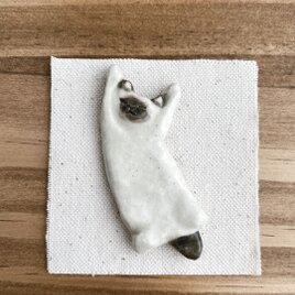 のびのび猫の陶ブローチ〜シャム猫〜【一点もの】