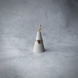 319 アンティーク　ふたつの想いを重ねて – ガーネットのトワ・エ・モアリング