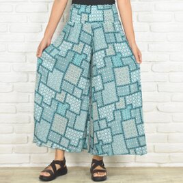 涼しさで選ぶ夏の一本。グリーンのパッチワーク柄リラックスワイドフレアパンツ
