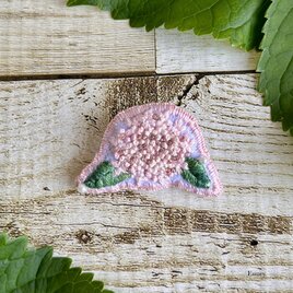 大人かわいい手刺繍あじさいブローチ　ビーズ　パールビーズ　紫陽花　hydrangea