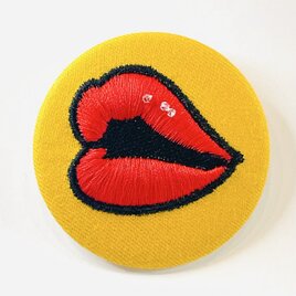 刺繍ブローチ　リップ
