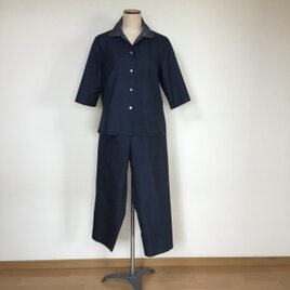 オープンカラーの半袖のブラウス