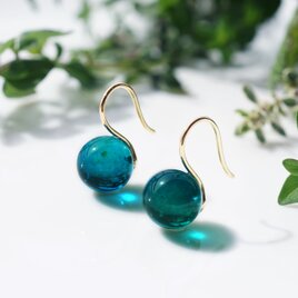 孔雀グリーンの琥珀ピアス・フック一体型・イヤリング可　～Peacock