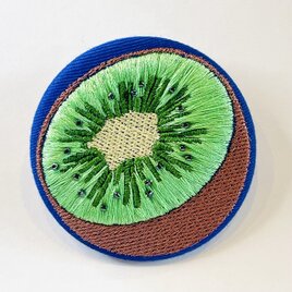 刺繍ブローチ　キウイ