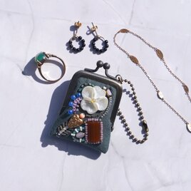 小さなビーズ刺繍のがま口 No.100｜ダークグリーン×ガーゼ｜ネックレス・バッグチャームにも｜アクセサリーケース