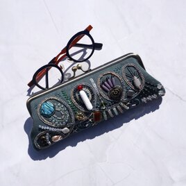 ビーズ刺繍のがま口眼鏡ケース・ペンケース No.21｜ダークグリーン×ビーズ刺繍｜一点もの｜母の日・敬老の日ギフトに