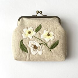 【ハーフリネン生地】ホワイトフラワー＊手刺繍がま口ポーチ