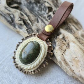 鹿の角 チベタンターコイズの牛革ストラップ