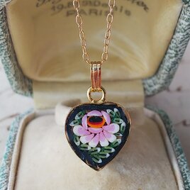 イタリアヴィンテージ、藤色/白色のお花・モザイク／ハート　ネックレス