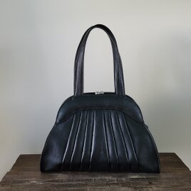 プリーツの入ったがま口バッグ
