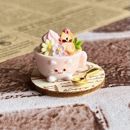185 ＊ネコさんクッキーの苺ソフト＊　ミニチュアスイーツ　オブジェ　粘土　ドールハウス　フェイクフード　YUMEmini