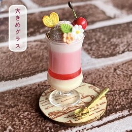 209 ＊【大きめ】苺のパフェ＊　ミニチュアスイーツ　ドリンク　レジン　フェイクフード　リカちゃん　オブジェ　YUMEmini