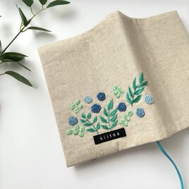 青バラの咲く道＊手刺繍のブックカバー【文庫╱右開き╱ハーフリネン生地使用】