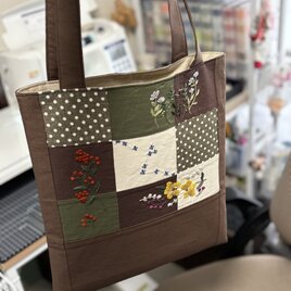 小さな野花の庭を歩くように。手刺繍のパッチワーク風トートバッグ（ブラウン＆グリーン）