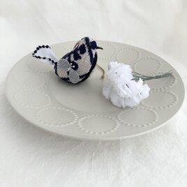 ほのかにヒノキ香る　小鳥のサシェ