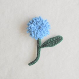 かぎ針で編んだブローチ　ほっこりコサージュ　スカイブルー　刺繍糸２本どり