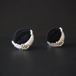 三日月　ビーズ刺繍ピアス　ブラック　夏のモノトーンアクセサリー