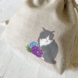 受注制作『紫陽花と猫』手描きコットンリネン巾着 ベージュエクリュ グレー猫ハチワレ猫