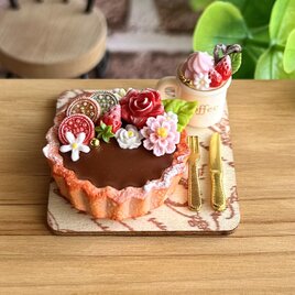 311＊苺のチョコタルト　花飾り＊　ミニチュアスイーツ　オブジェ　粘土　ドールハウス　フェイクフード　YUMEmini