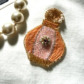 香水瓶のビーズ刺繍ブローチ