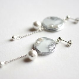 レジンアート　スライスアゲートとコットンパールのピアス〈淡い月夜〉