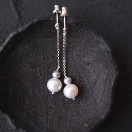 【SV】White × Gray Pearl Earrings／バイカラー パールスタッドピアス（ホワイト×グレー）