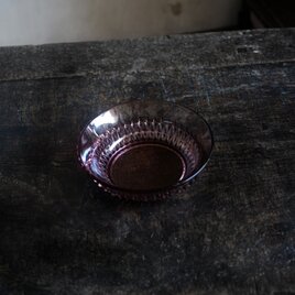 紫で素敵◆ギザギザの側面。アンティークプレスガラス小皿　antiques 古道具　古民家　昭和初〜中期