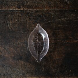ピンクのリーフ◆見込みに漢字。草の形状　プレスガラス小皿　曇りガラス　桃色　暮らしに　昭和後期
