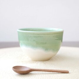 流れる若草色のフリーカップ