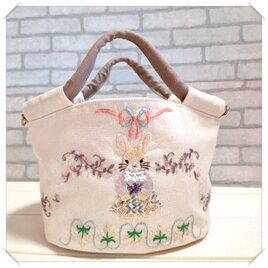 うさぎの手刺繍☆2wayにもなるハンドルトートバッグ