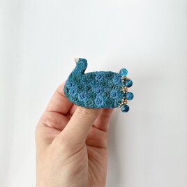 "蒼く蒼く" 穏やかな水鳥さん/手刺繍鳥ブローチ