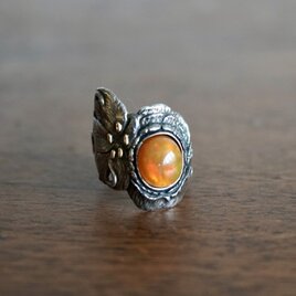 “一筋縄ではいかない芍薬牡丹百合“ の Ethiopian opal ring