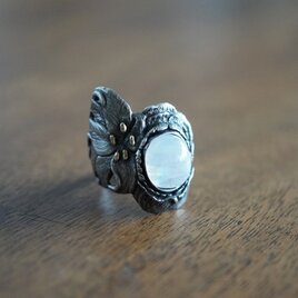 “一筋縄ではいかない芍薬牡丹百合“ の rainbow moonstone ring