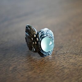 “一筋縄ではいかない芍薬牡丹百合“ の prehnite ring