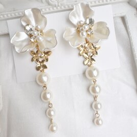 大ぶりホワイトフラワー＊連パールピアス✨